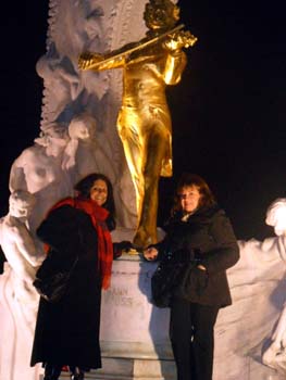 Maria und Heidi vor Schani Strau