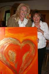 Birgit Bergen ersteigert Herzbild