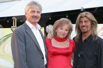 Hans-Peter Koch, Brgermeister von Probstried, mit Heidi Winkler und Abi Ofarim. Foto: Andrea Pollak