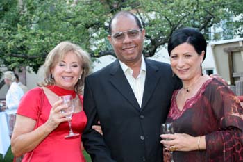 Heidi Winkler mit Ihrem Lehrmeister, dem groen Knstler aus Santo Domingo, Fernando Urena Rib, und seine Gattin Carmela Giarrusso. Foto: Andrea Pollak