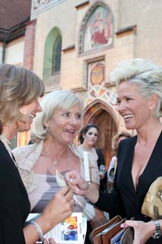 Prinzessin Ursula von Bayern, Frstin Inge von Wrede-Lanz und Claudia Effenberg - spendet. Foto: Andrea Pollak