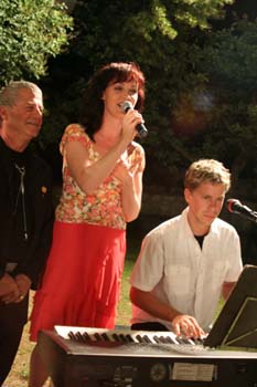 Victoria Lein singt mit Nepo Fitz. Foto: Andrea Pollak
