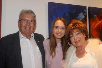 Friedrich Winkler mit Enkelin Lavinia und seiner Gattin Heidi. Foto: Andrea Pollak