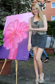 Daniela Vukovic ist begeistert von Heidi Winklers Bildern. Foto: Andrea Pollak