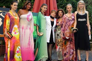 Pryia Hiranand, Heidi Winkler, Kamla Hiranand und Laura Janson mit Models. Foto: Andrea Pollak