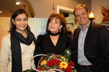 Dr. Dr. Winfried Miller mit Gattin Mitra und Heidi Winkler. Foto: Andrea Pollak
