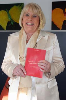 Suzan H. Wiegel stellt ihr neues Buch vor. Foto: Andrea Pollak
