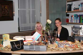 Am Tombola-Preistisch: PR-Lady Simone Petrov (die eifrig im Vorfeld Preise bei Sponsoren gesammelt hatte) und ihre fleiige Helferin Melanie Mayerthaler. Foto: Andrea Pollak