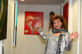 Heidi Winkler vor einem ihrer berhmten Herz-Bilder. Foto: Andrea Pollak