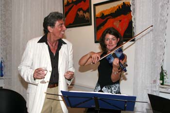 Schlagerstar Andreas Hauff Feuer und Flamme, tanzt zur Musik von Blue Violin. Foto: Andrea Pollak