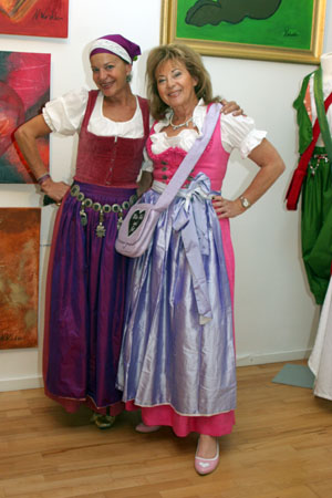 Barbara Herzsprung (links) und die Knstlerin Heidi Winkler. Foto: Andrea Pollak
